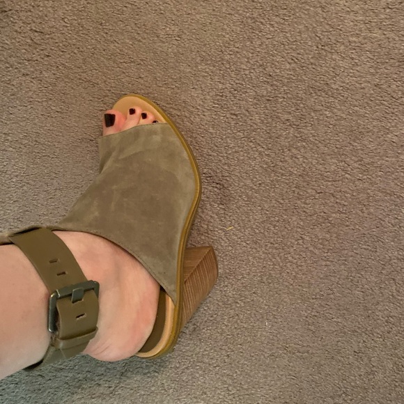 Marc Fisher LTD Sandals - Picture 7 of 7